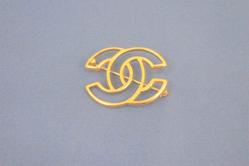 CHANEL シャネル ブローチ ゴールド ロゴ 3.5×2.5cm