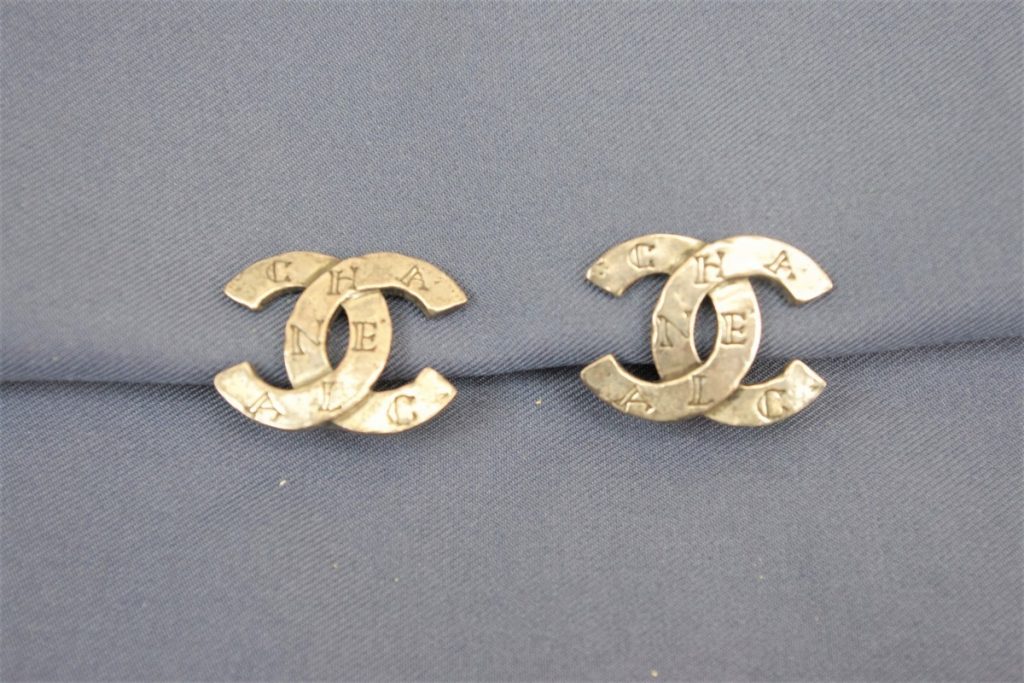 CHANEL シャネル イヤリング シルバー ロゴ 2×2.5cm