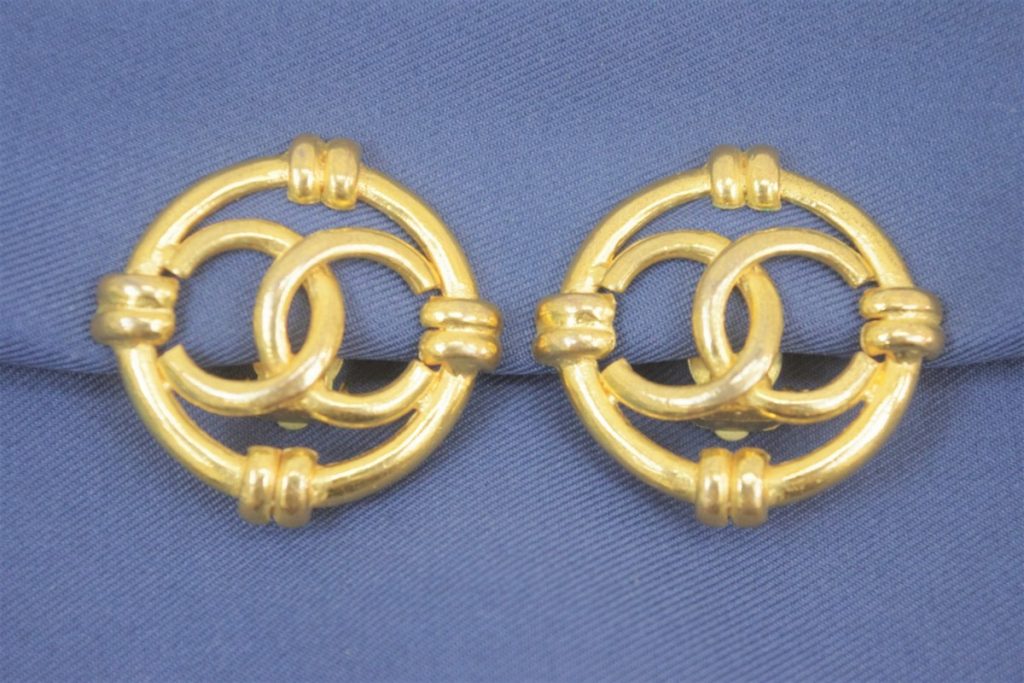 CHANEL シャネル イヤリング ゴールド ロゴ 3cm