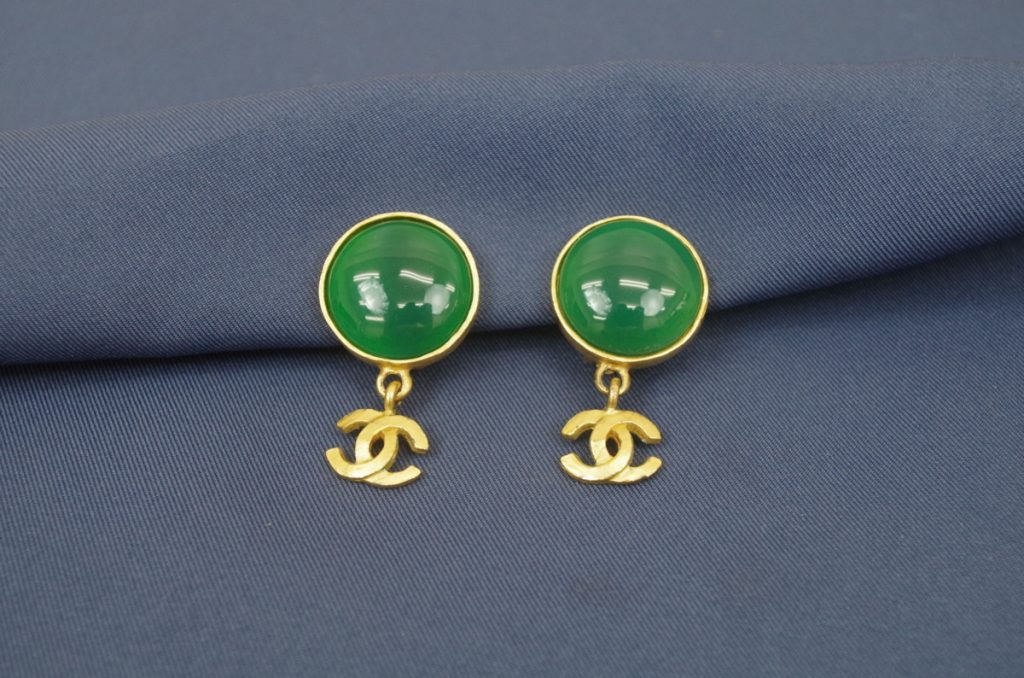 CHANEL シャネル イヤリング グリーン×ゴールド ロゴ ぶら下がり 揺れる
