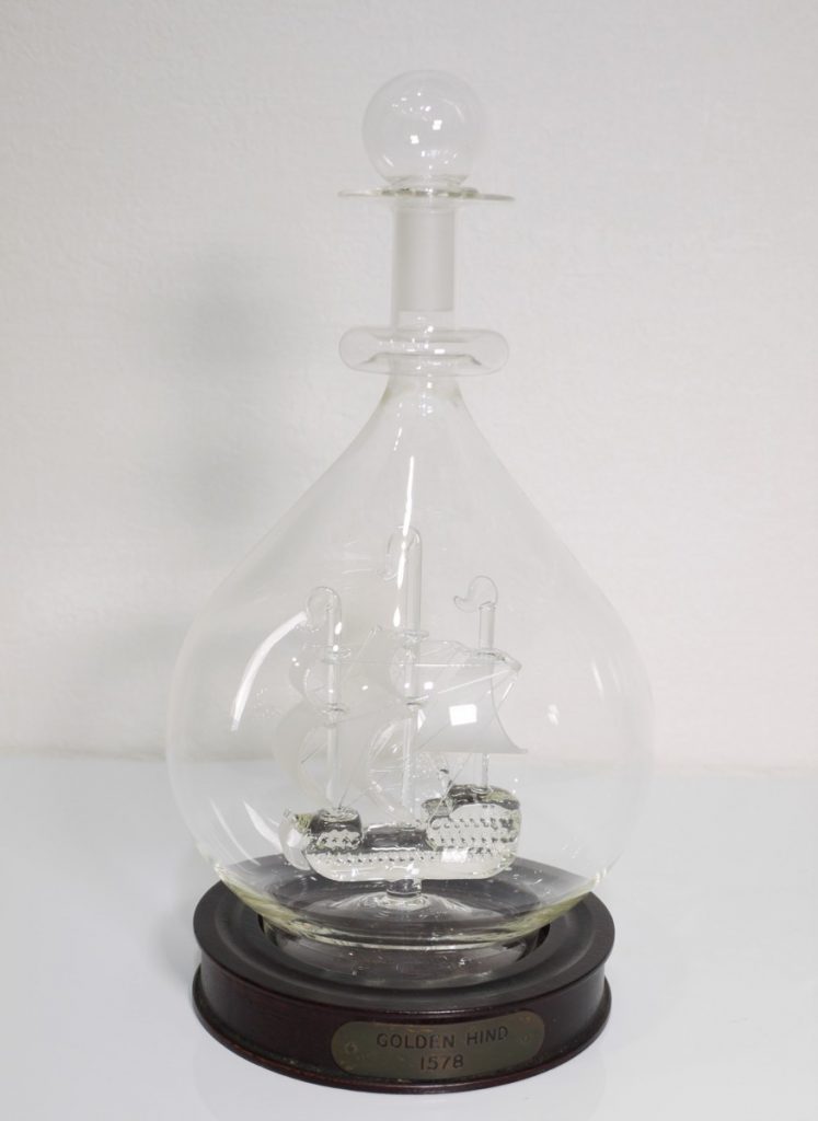 ガラス製　帆船模型　ゴールデンハインド　GOLDEN　HIND 1578　ボトルシップ　レトロ　土台付き