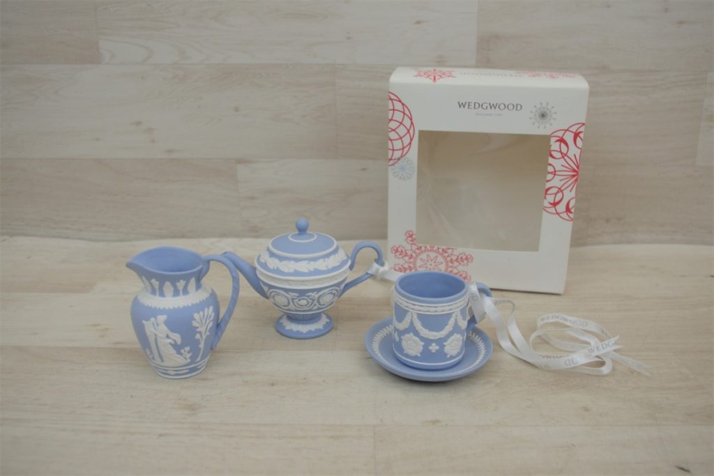 WEDGWOOD ウェッジウッド ホリデイオーナメント カップ＆ソーサー ティーポット ピッチャー 3点 ホリデー クリスマス 限定