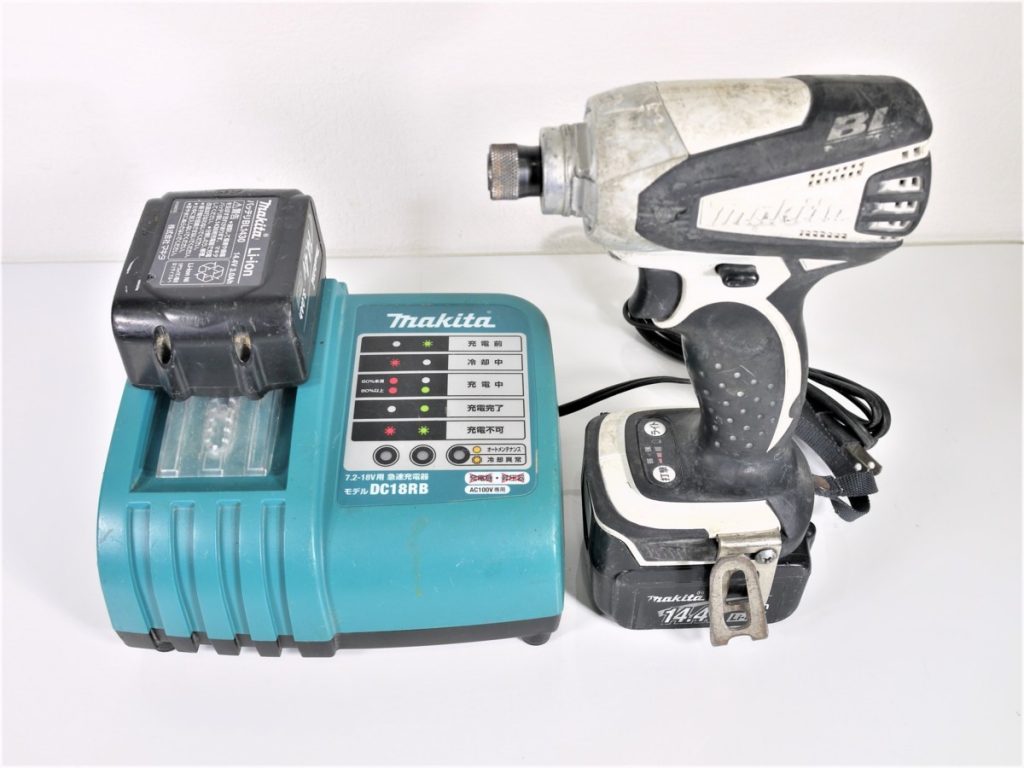 MAKITA　マキタ 充電式インパクトドライバ TD132D 14.4V 本体 バッテリー2個　充電器