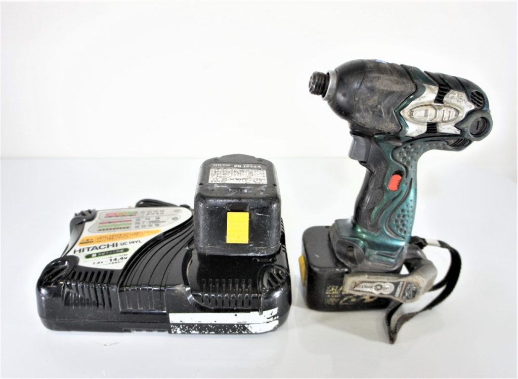 (2305)電源確認のみ 日立工機 12V 充電インパクトドライバ WH12DMR2 バッテリ2個、充電器付