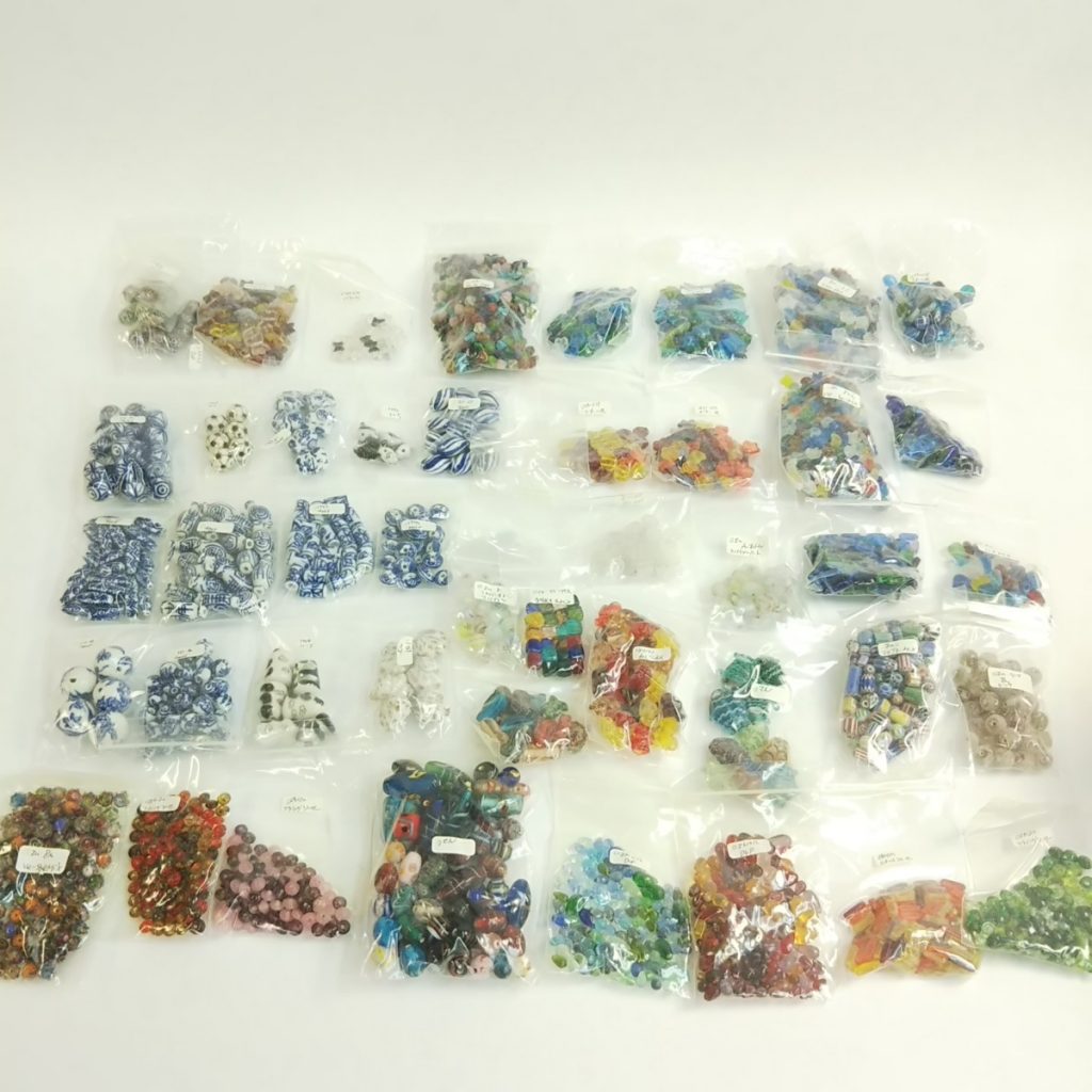 大量 未使用 ビーズ/アクセアリーパーツいろいろまとめて 総重量2kg以上 ハンドメイドビーズ 焼き物 陶器