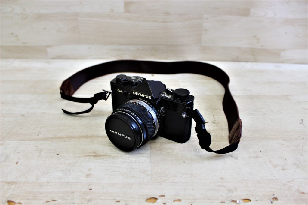 ORYMPUS OM-2 N フイルムカメラ オリンパス ブラック レンズ付 ストラップ付