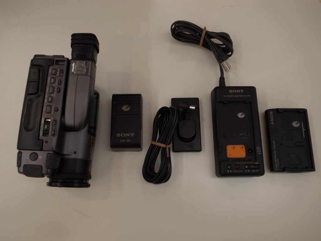 SONY ソニー ハンディカム ビデオカメラレコーダー Hi8 CCD-TR1000 電源確認のみ