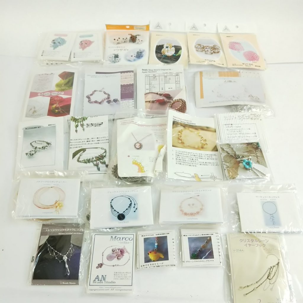 未使用 大量 ハンドメイドアクセサリーキットいろいろまとめて ビーズアクセサリー ピアス 指輪 ネックレスなど 現状品