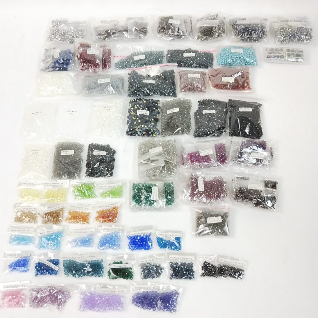 大量 アクセサリー スワロ風ビーズ約2kgいろいろまとめて スワロフスキー風ストーン ハンドメイド 現状品