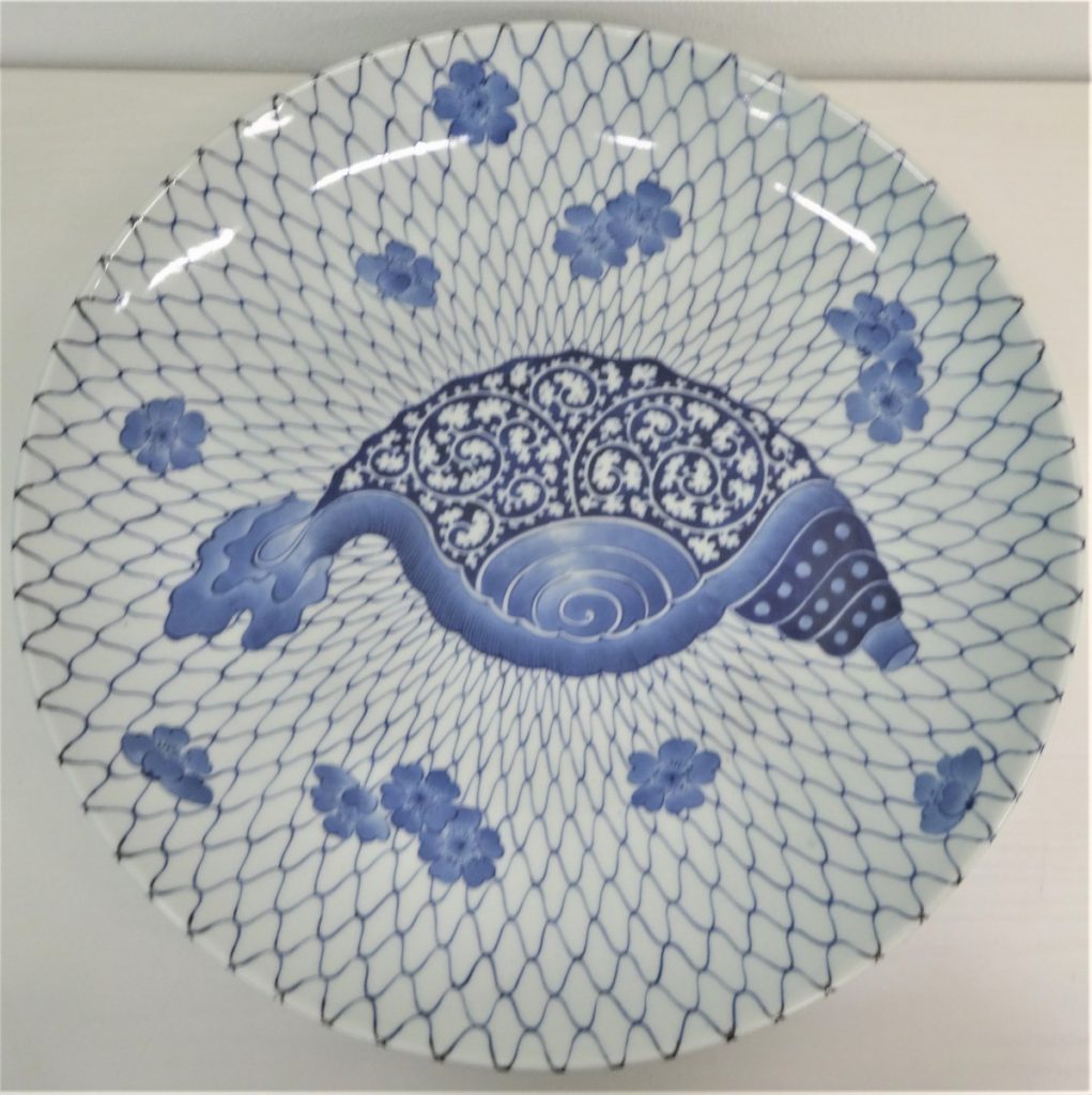 H10-18 染付　網に大白抜蛸唐文　法螺貝　ほら貝　法螺梅の皿　大皿　直径約43cm