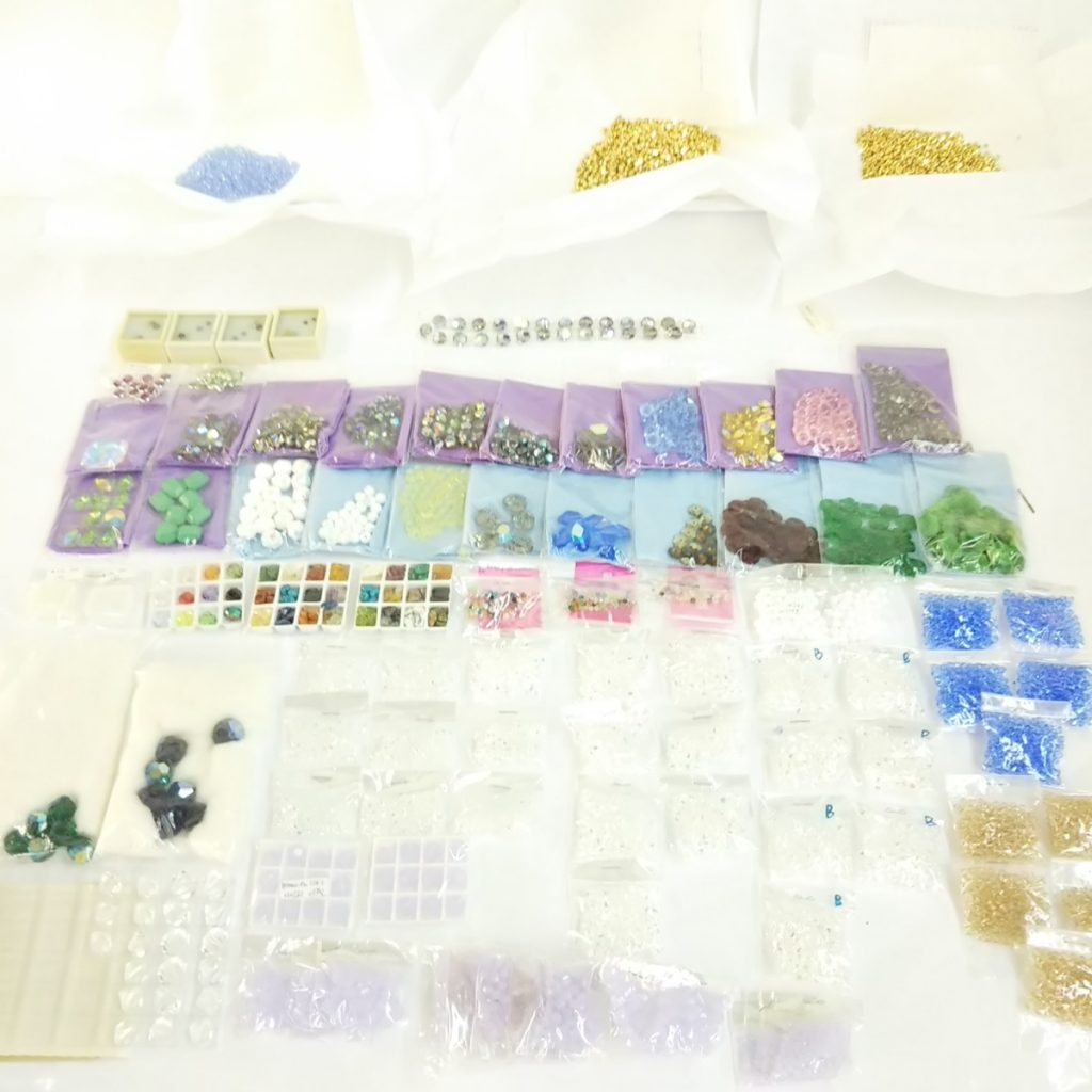 未使用 大量 アクセサリー SWAROVSKI/スワロ風ビーズ約1,200gいろいろまとめて スワロ風ストーン ハンドメイド 現状品