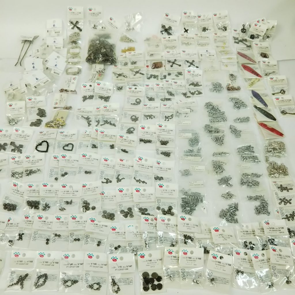 未使用 大量 アクセサリー アンティーク風金属パーツいろいろまとめて約1kg ハンドメイドアクセサリーパーツ 現状品