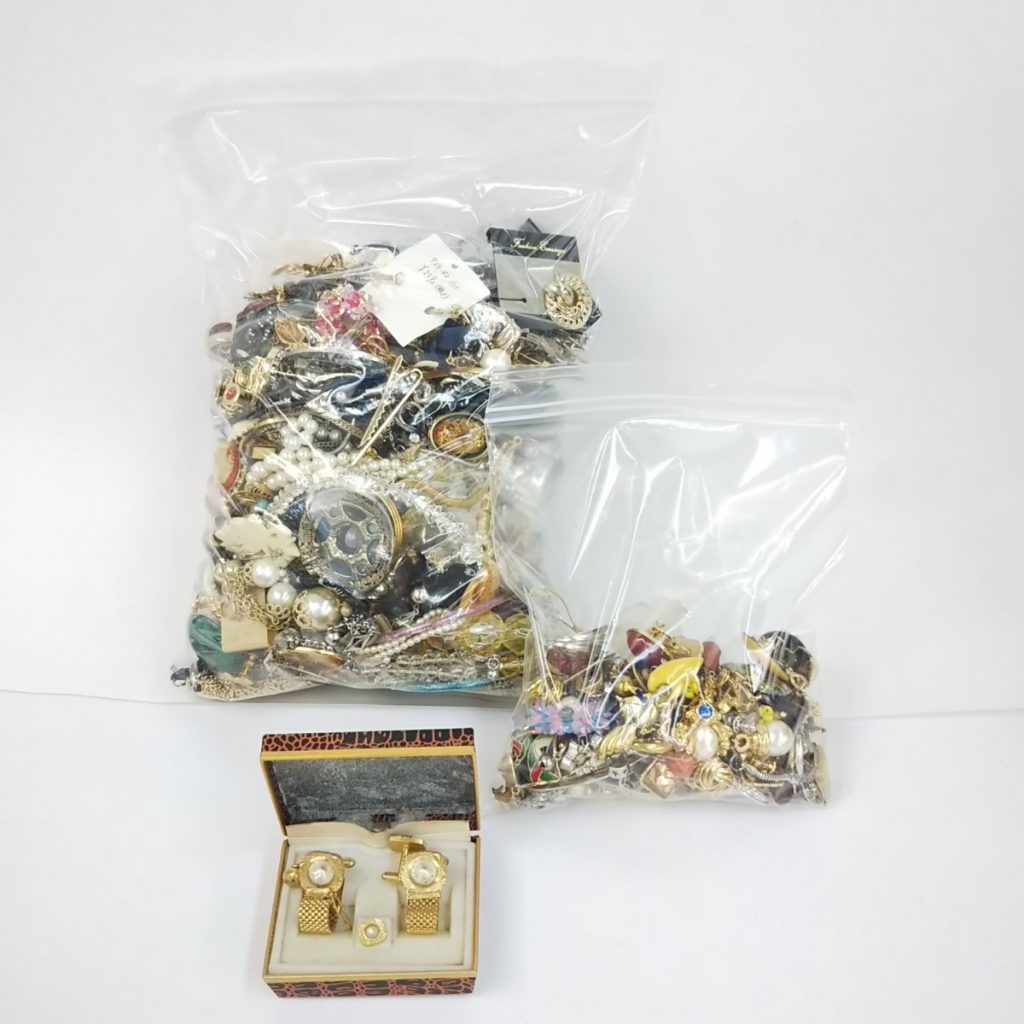 大量 総重量約3,890g ジャンク アクセサリーいろいろまとめて ネックレス/イヤリング/ブレスレット/ピアスなど 現状品