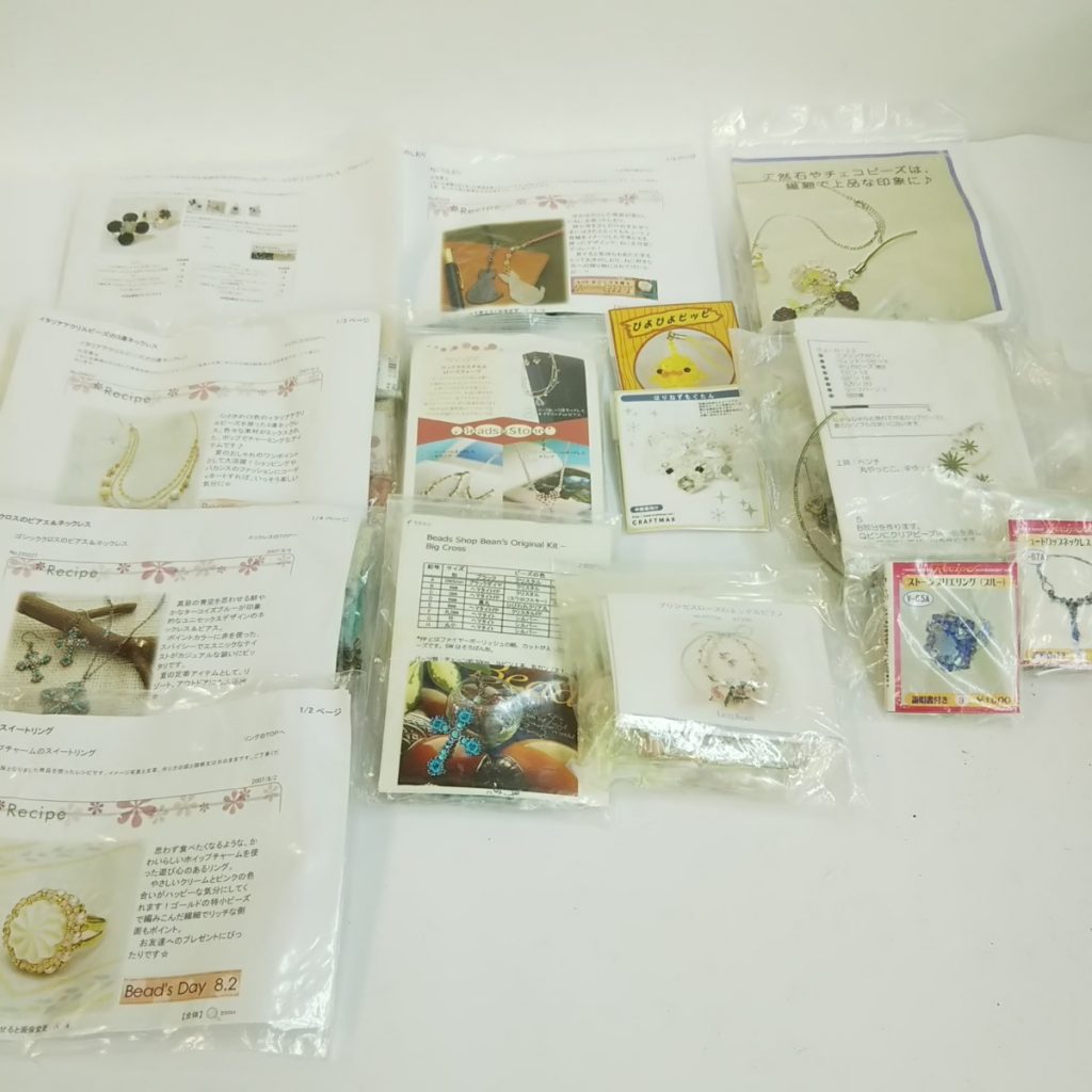 未使用 大量 ハンドメイドアクセサリーキットいろいろまとめて ビーズアクセサリー ピアス 指輪 ネックレスなど 現状品
