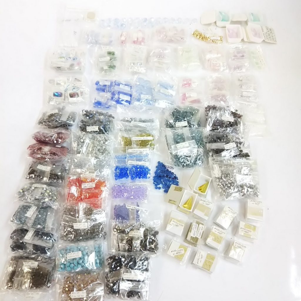 未使用 大量 アクセサリー SWAROVSKI風/スワロ風ビーズ約1,830g いろいろまとめて スワロ風ストーン ハンドメイド 現状品