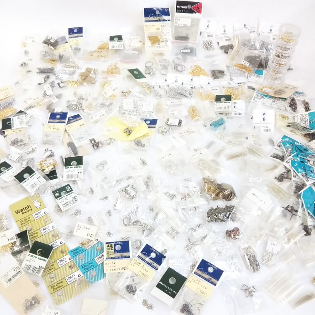 未使用 大量 アクセサリー アンティーク風金属パーツ 材料いろいろまとめて約1,350g ハンドメイドアクセサリーパーツ 現状品