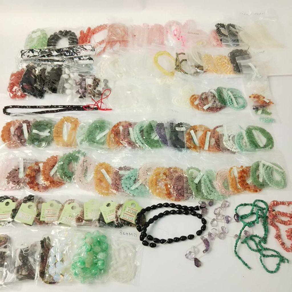 未使用 大量 約2,420g アクセサリー アンティーク風ストーンいろいろまとめて ハンドメイドアクセサリーパーツ 数珠 現状品