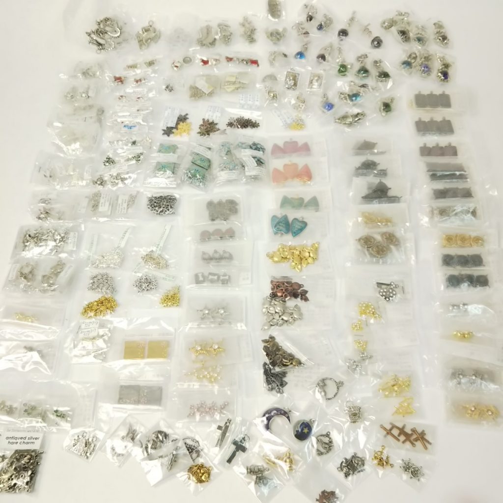 未使用 大量 アクセサリー アンティーク風金属パーツ 材料いろいろまとめて約1,790g ハンドメイドアクセサリーパーツ 現状品