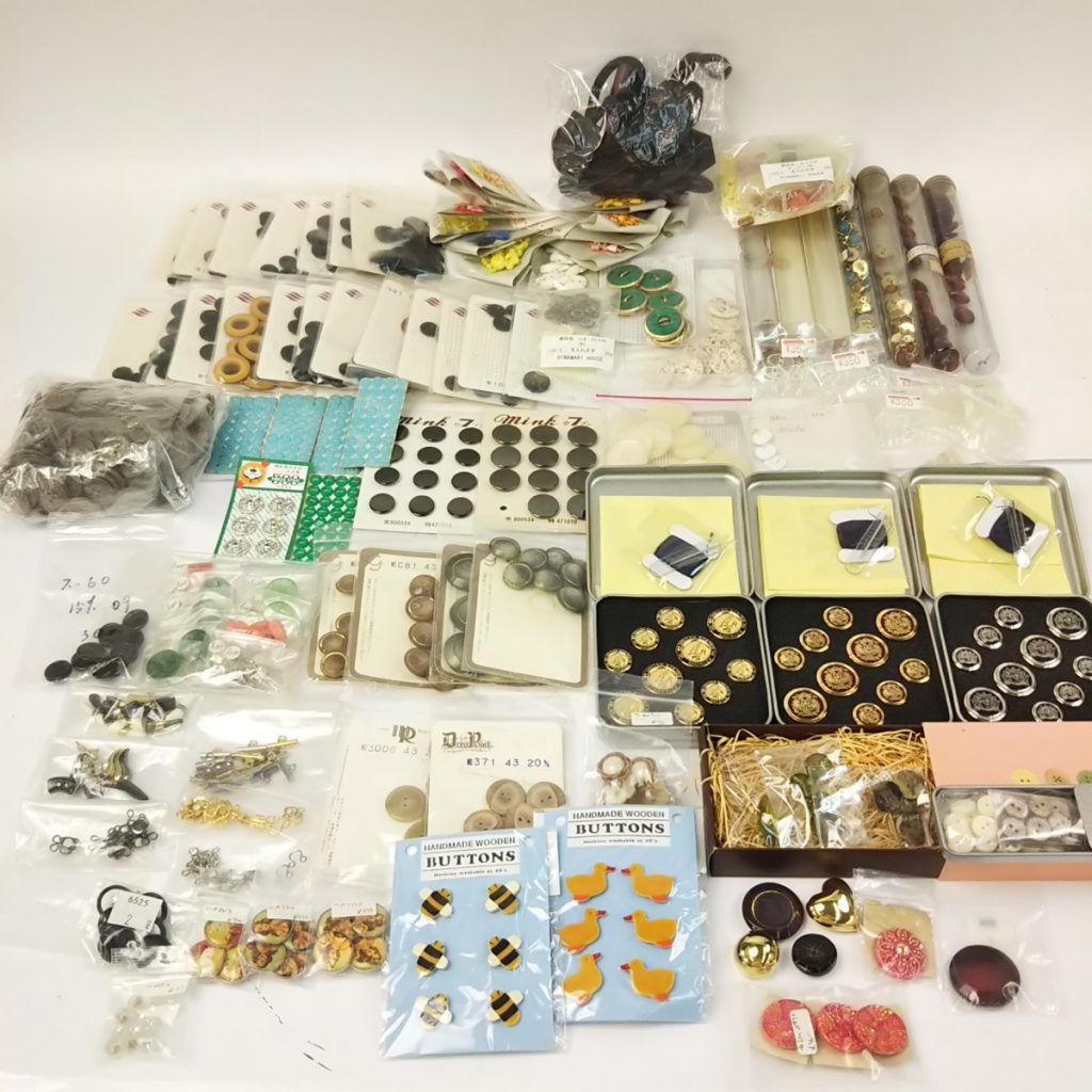 未使用 ボタンいろいろまとめて ハンドメイドに 手芸 アンティーク風 レトロ風 人形アウトフィットに 現状品