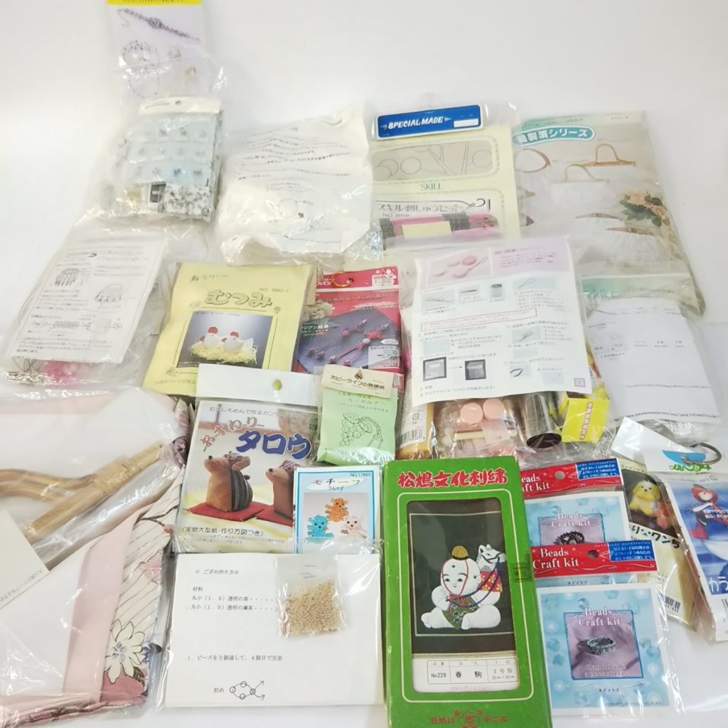 未使用 大量 ジャンクハンドメイドアクセサリーキットいろいろまとめて ビーズアクセサリー 指輪 刺繍など 訳アリ 現状品