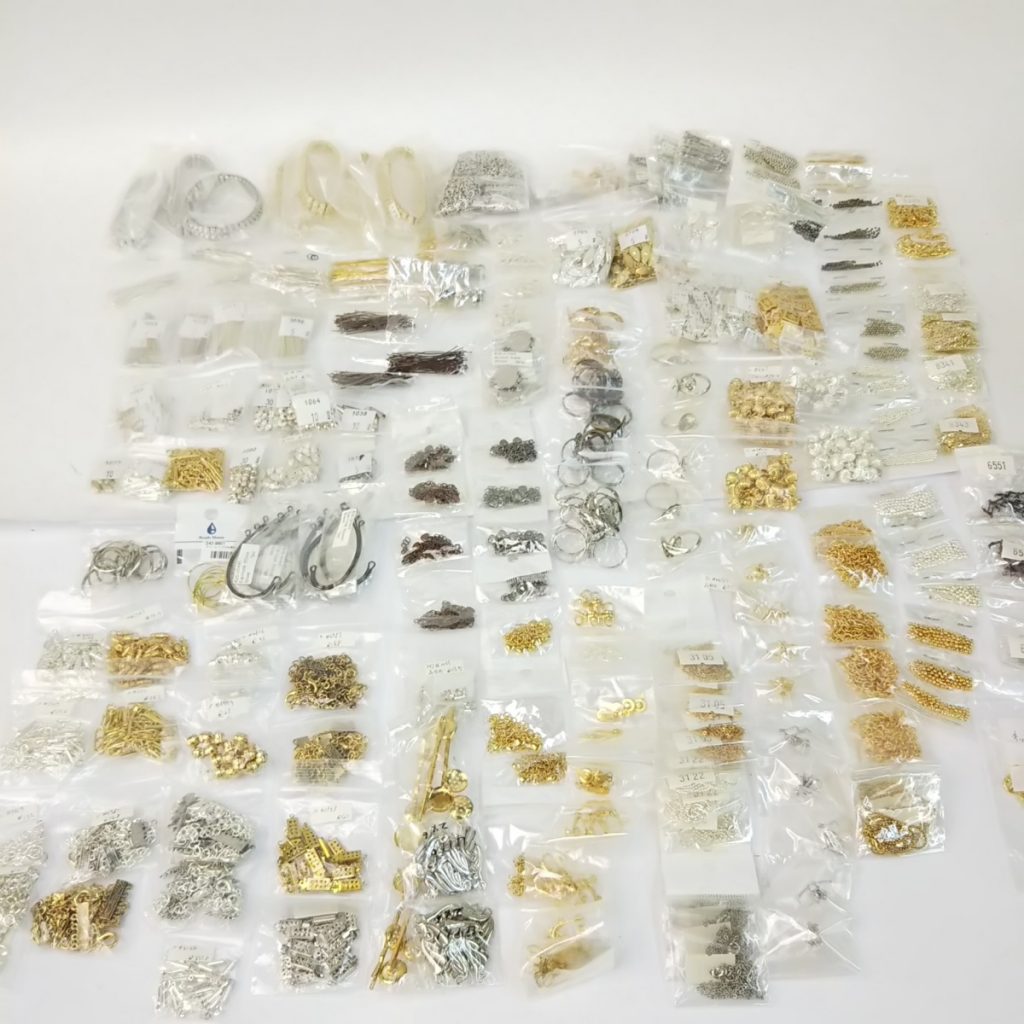 未使用 大量 アクセサリー アンティーク風金属パーツ 材料いろいろまとめて約1,700g ハンドメイドアクセサリーパーツ 現状品
