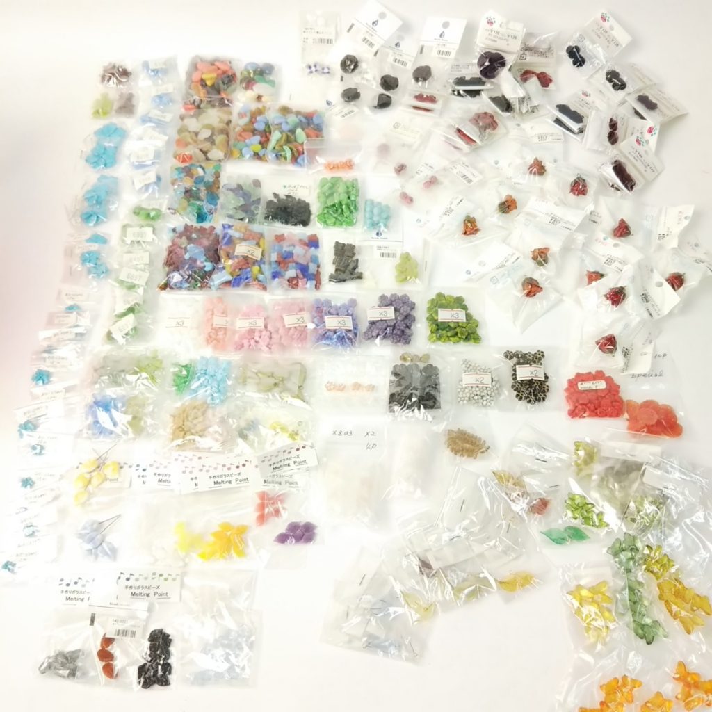 未使用 大量 約1,000g アンティーク風パーツいろいろまとめて リーフ/フラワー/蝶 ハンドメイドアクセサリー 現状品