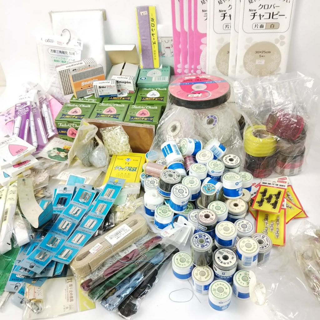大量 ほぼ未使用 裁縫道具いろいろまとめて 手芸 ゴム/糸/縫い針/チャコペンなど 現状品