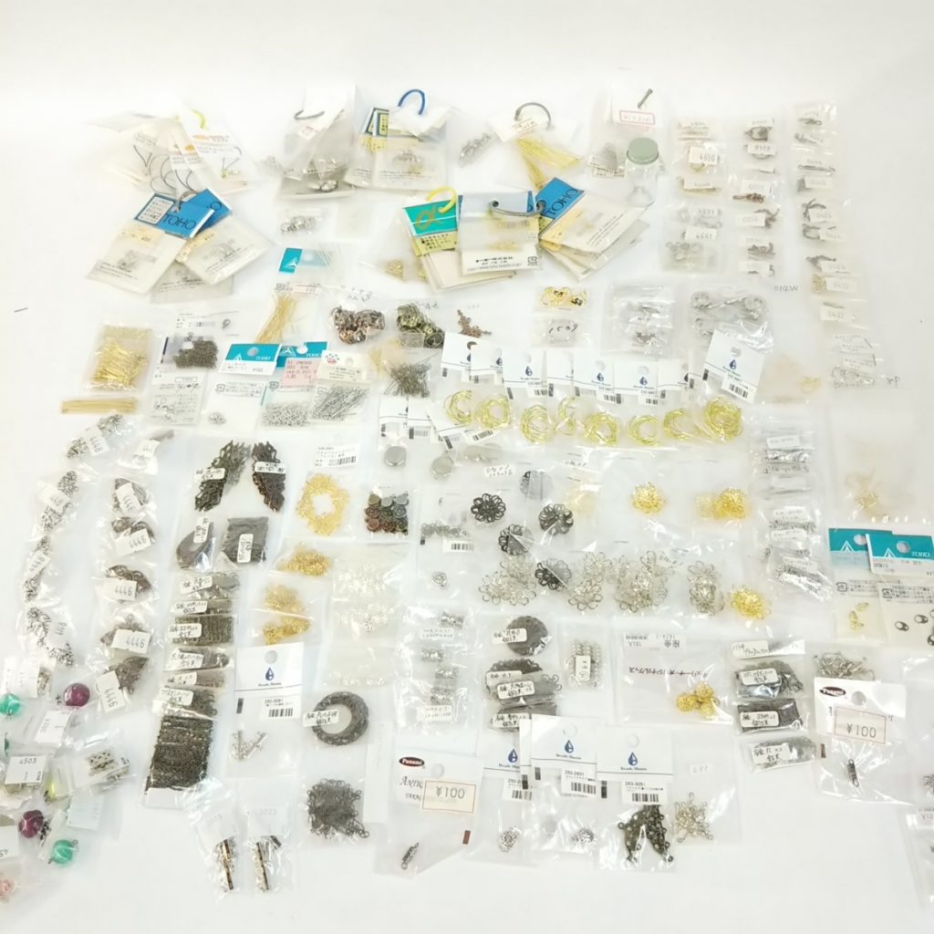 未使用 大量 アクセサリー アンティーク風金属パーツ 材料いろいろまとめて約880g ハンドメイドアクセサリーパーツ 現状品