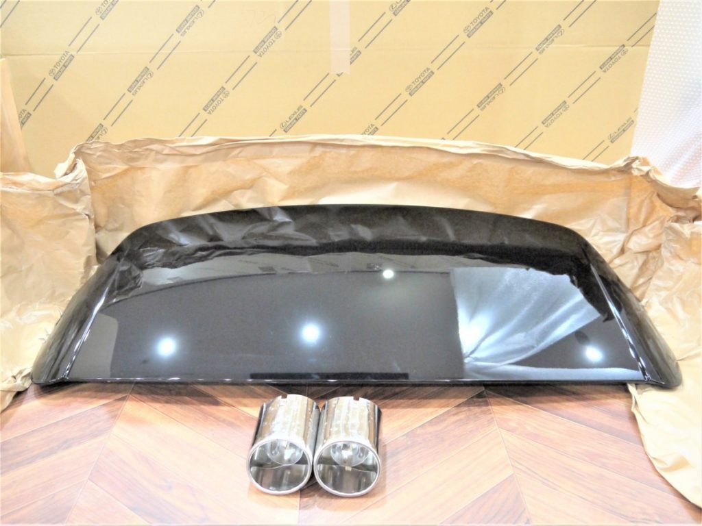 新車外し新型ハリアーＧ80系　純正リアスポイラー 黒 アクセサリー/マフラー 詳細不明