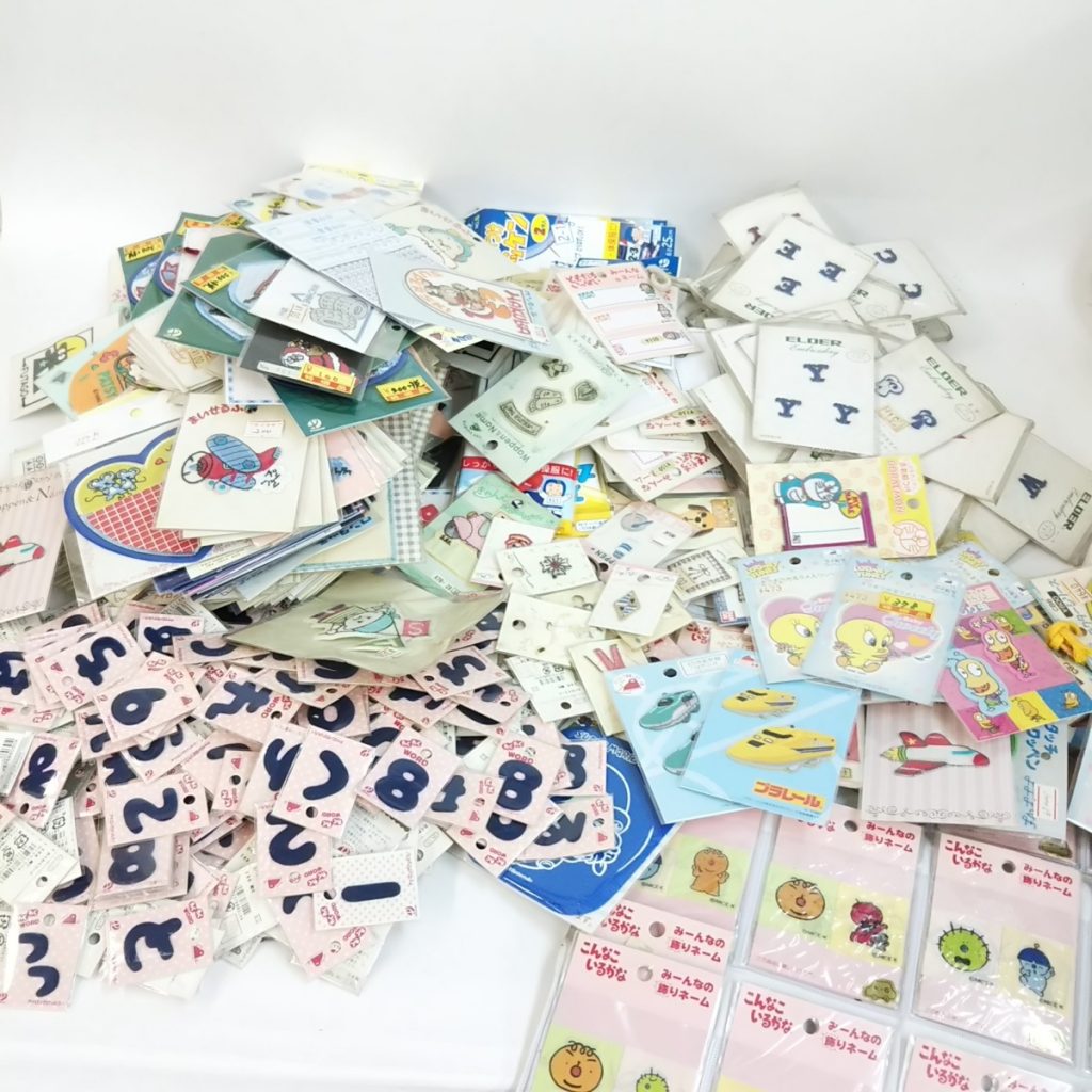 未使用 大量 ワッペン アイロン刺繍アップリケ いろいろまとめて ゼッケン 手芸 裁縫 現状品