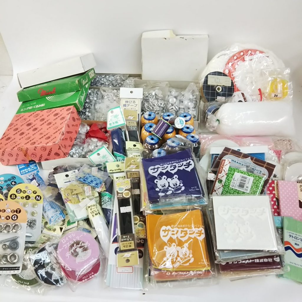 大量 ほぼ未使用 裁縫道具いろいろまとめて 手芸 ゴム/糸/ひも/ハギレなど 現状品