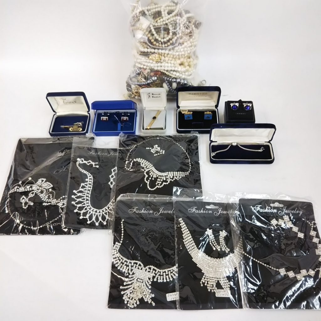 大量 総重量約3,000g ジャンク アクセサリーいろいろまとめて ネックレス/イヤリング/キーホルダー/ピアスなど 現状品