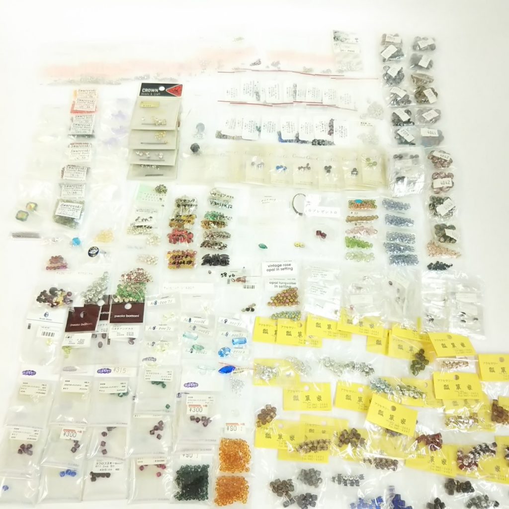 未使用 大量 アクセサリー スワロ風ビーズ/ラインストーンいろいろまとめて スワロフスキー風ストーン ハンドメイド 現状品