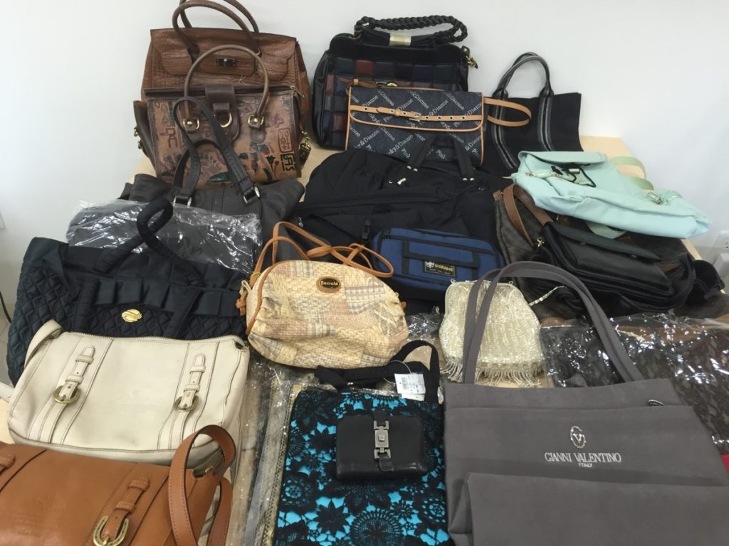 レディースバッグ25点セット ポーチ 財布 ナイロン製 グッチ アニエスベー FILA Dakata ノーブランド多数 など他