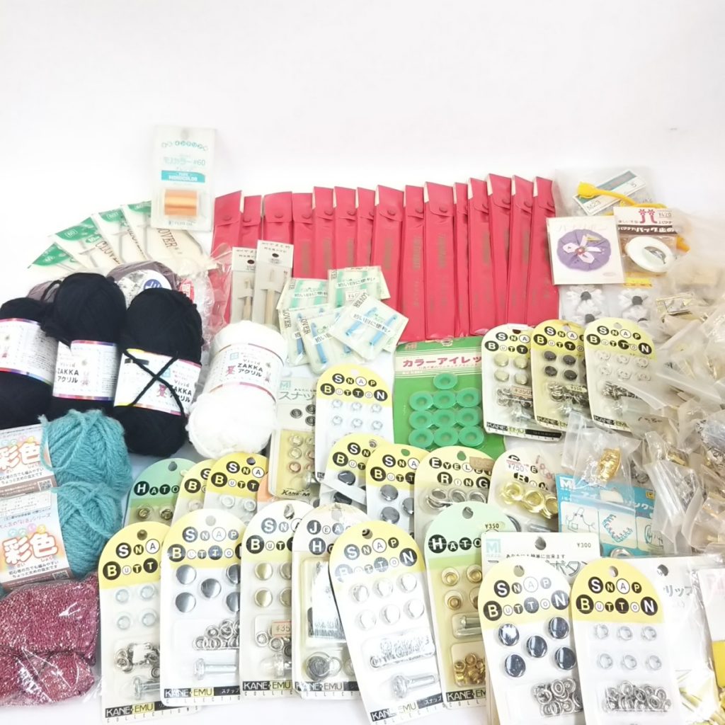 大量 ほぼ未使用 裁縫道具いろいろまとめて 手芸 編み針/糸/毛糸/ボタンなど 現状品