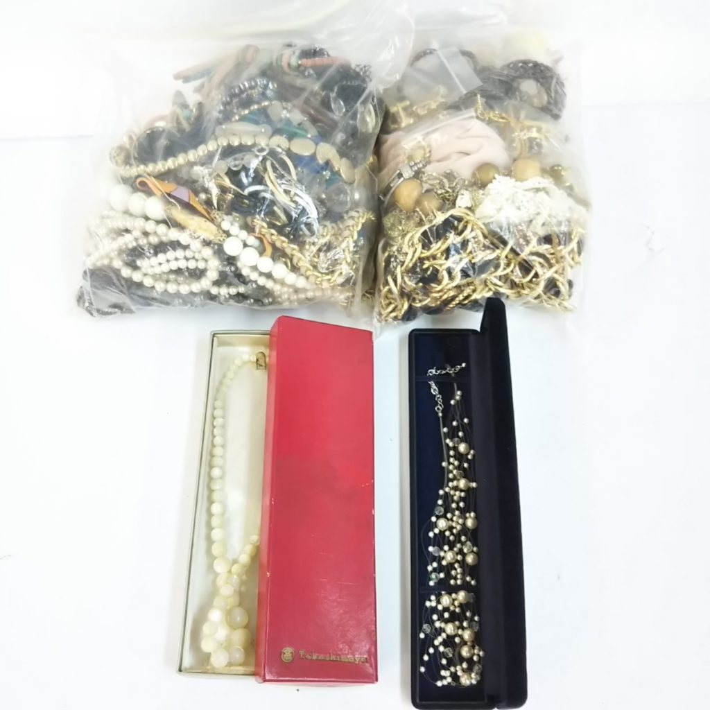 大量 総重量約2,950g ジャンク アクセサリーいろいろまとめて ネックレス/イヤリング/キーホルダー/ピアスなど 現状品