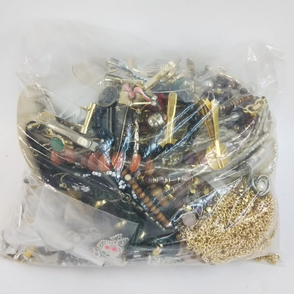 大量 総重量約3,000g ジャンク アクセサリーいろいろまとめて ネックレス/イヤリング/キーホルダー/ピアスなど 現状品