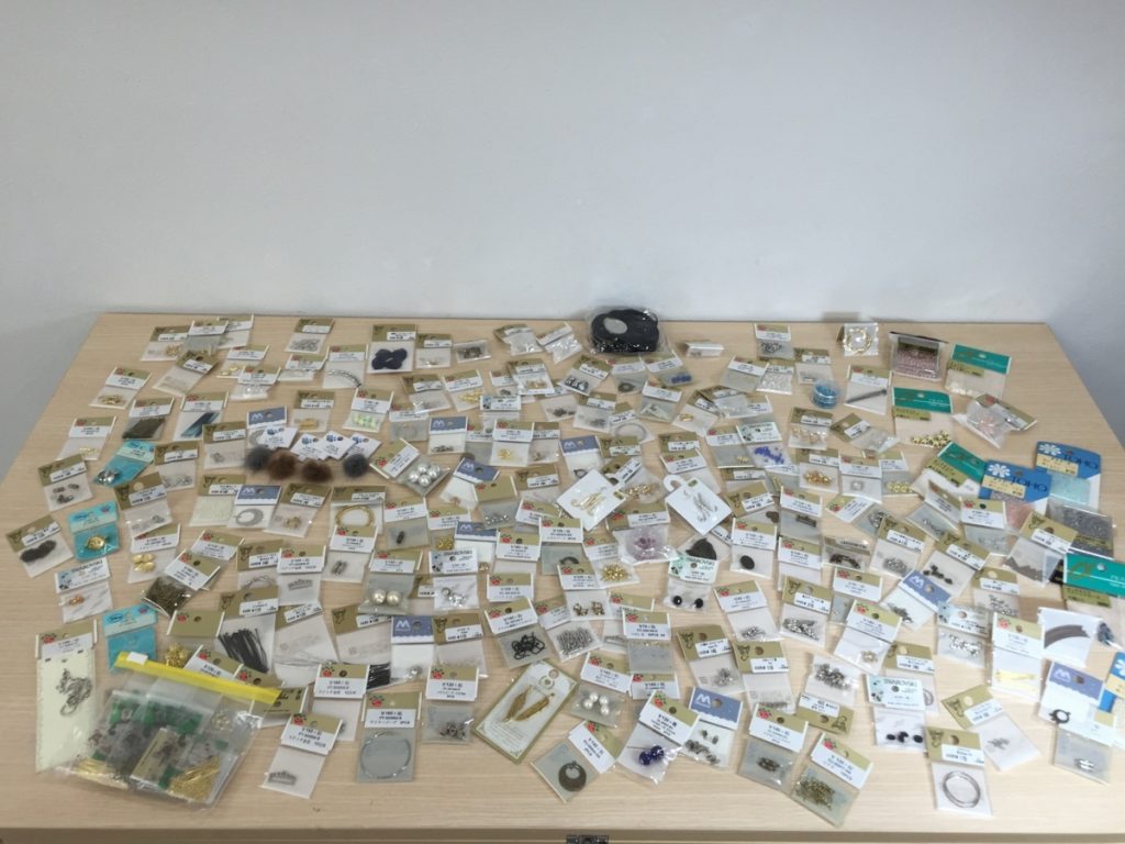 ビーズ パーツ 大量 まとめ 未使用品あり 合計175個 花柄 貝 スワロフスキー など他