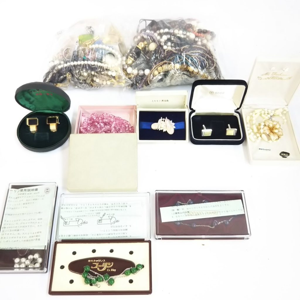 大量 総重量約2,500g ジャンク アクセサリーいろいろまとめて ネックレス/イヤリング/キーホルダー/ピアスなど 現状品