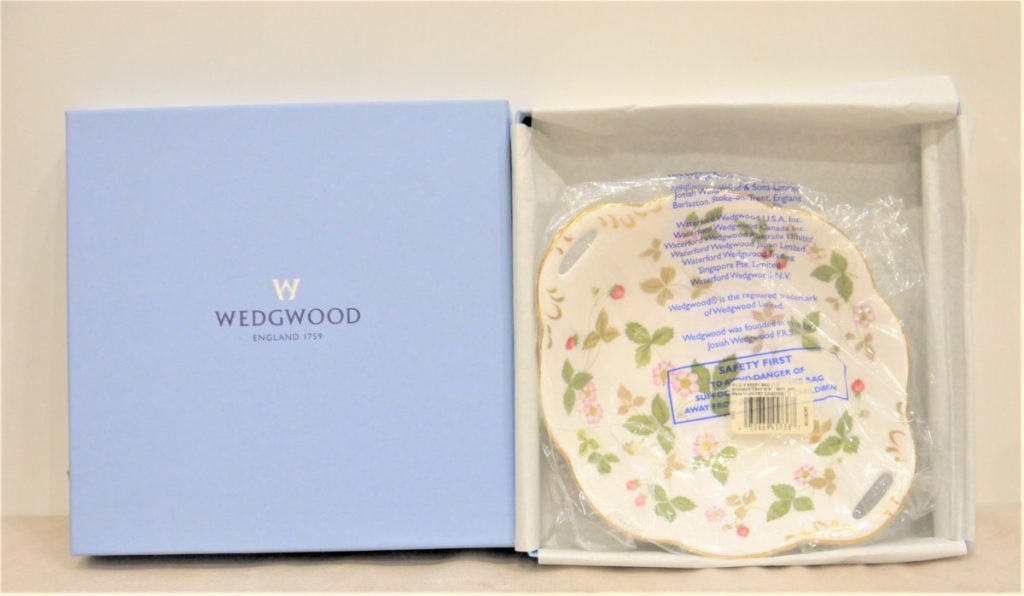 WEDGWOOD　ウエッジウッド　ワイルドストロベリー　持ち手付皿　　直径約19.5㎝