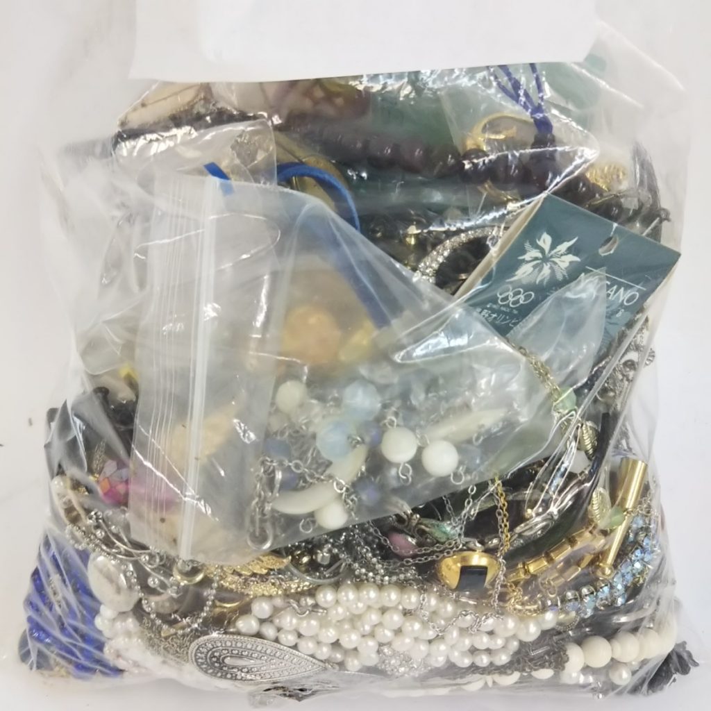 量 総重量約2,220g ジャンク アクセサリーいろいろまとめて ネックレス/イヤリング/キーホルダー/ピアスなど 現状品
