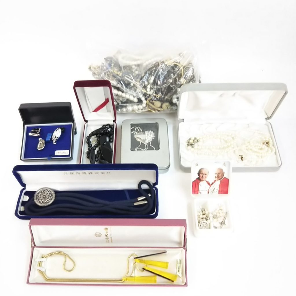 大量 総重量約2,800g ジャンク アクセサリーいろいろまとめて ネックレス/イヤリング/キーホルダー/ピアスなど 現状品