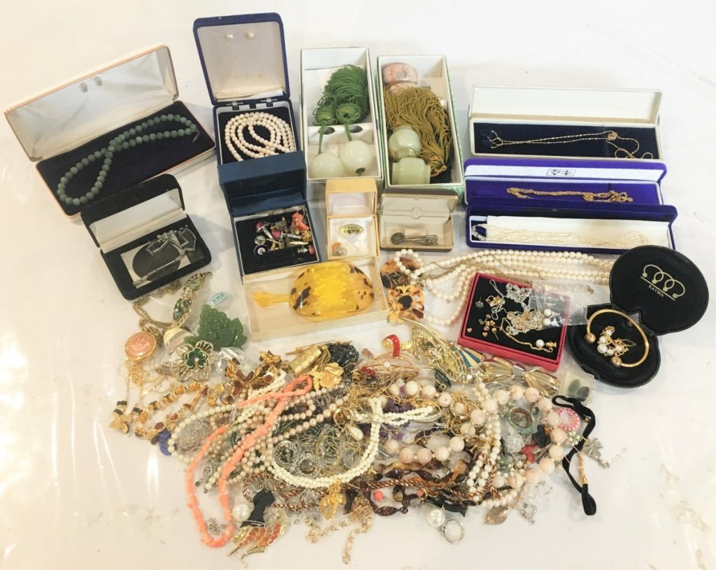 イミテーションアクセサリー　まとめ　ネックレス、イヤリング、ブローチなど　約2㎏