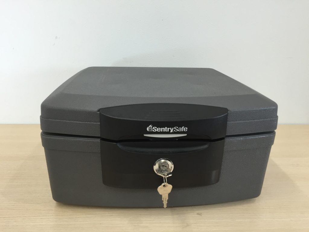 Sentry Safe セントリーセーフ ポータブル 耐火保管庫 金庫 鍵2個付き
