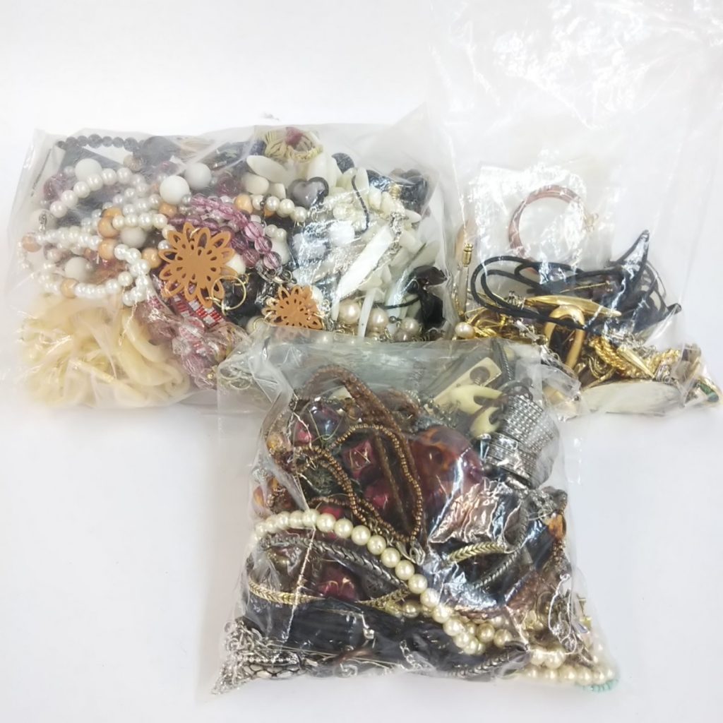 大量 総重量約2,600g ジャンク アクセサリーいろいろまとめて ネックレス/イヤリング/キーホルダー/ピアスなど 現状品