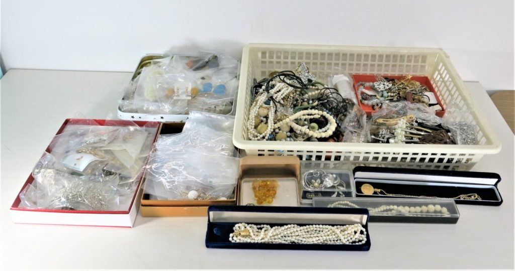 イミテーション アクセサリー まとめ ネックレス 指輪 イヤリング 他 石 ストーン ヘアアクセ など 約5.0kg