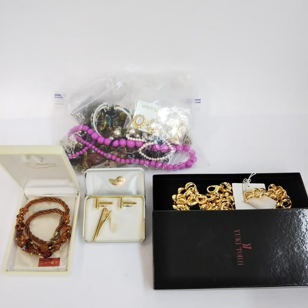 大量 総重量約1,350g ジャンク アクセサリーいろいろまとめて ネックレス/イヤリング/キーホルダー/ピアスなど 現状品
