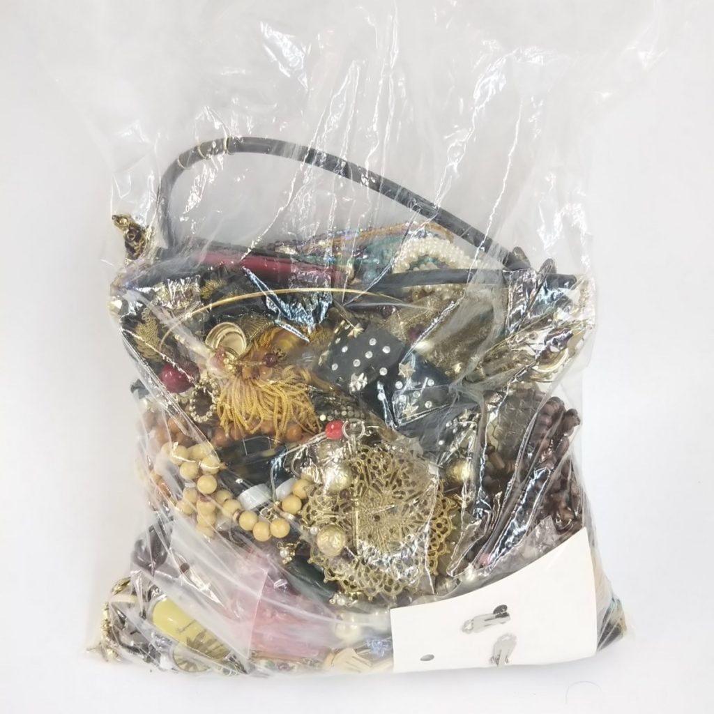 大量 総重量約2,610g ジャンク アクセサリーいろいろまとめて ネックレス/イヤリング/キーホルダー/ピアスなど 現状品