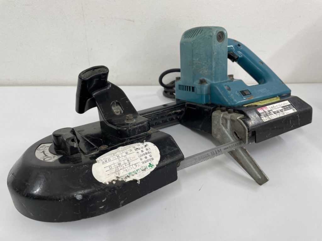 マキタ makita ジャンク ６型ポータブルバンドソー 2106 100V 7.5 50‐60Hz 710W 1.3 切断加工 電動工具