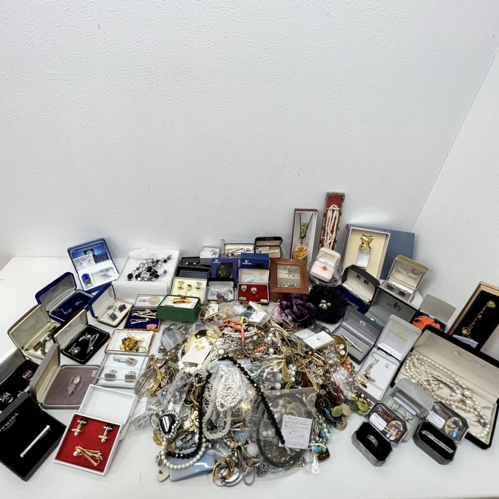 アクセサリーまとめ ネックレス チョーカー イヤリング ピアス 指輪 カフス ネクタイピン 10㎏以上